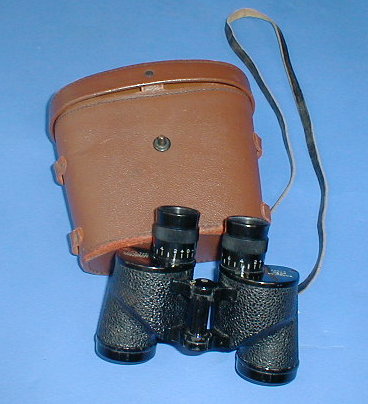 Appraisal: A pair of binoculars marked Universal Camera Corps New York