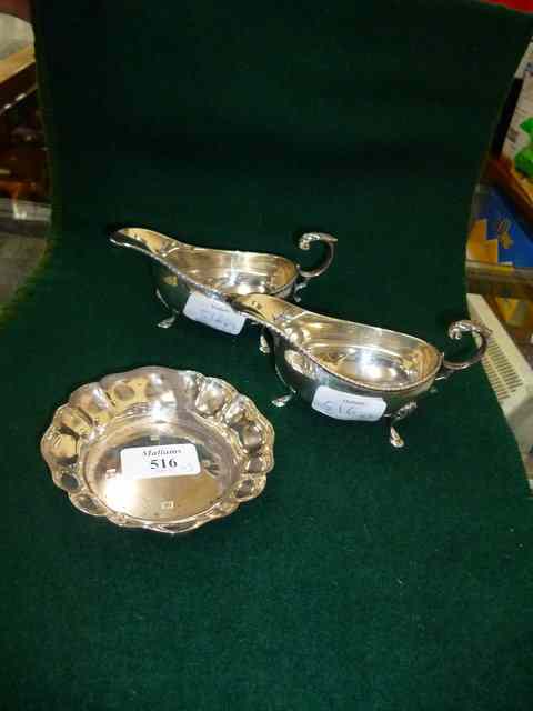 Appraisal: A PAIR OF SMALL SILVER SAUCE BOATS with gadrooned rims