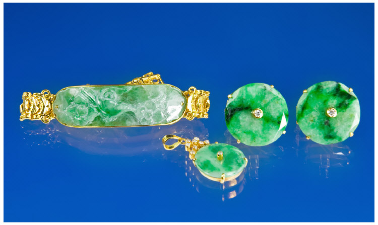 Appraisal: ct Gold Jade Jewellery Suite Comprising Bracelet Earrings And Pendant