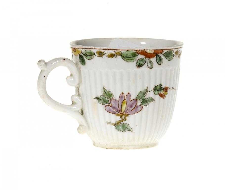 Appraisal: AN EARLY WORCESTER REEDED COFFEE CUP enamelled with two stylised