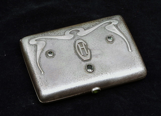 Appraisal: A Continental Art Nouveau silver cigarette case with hammered finish