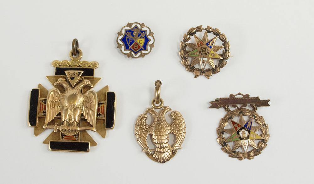 Appraisal: COLLECTION OF GOLD MASONIC PENDANTS AND PINS to include k