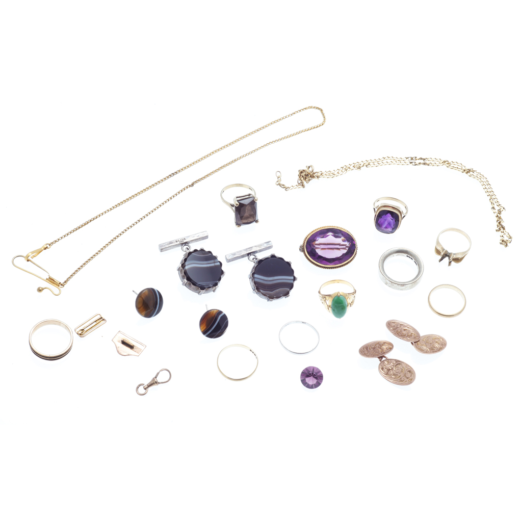 Appraisal: A collection of jewellery to include an amethyst set brooch