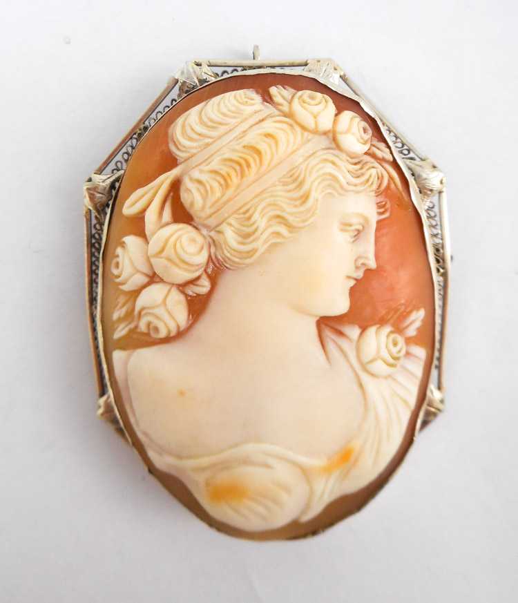 Appraisal: VICTORIAN CAMEO PENDANT BROOCH with an oval cameo side profile