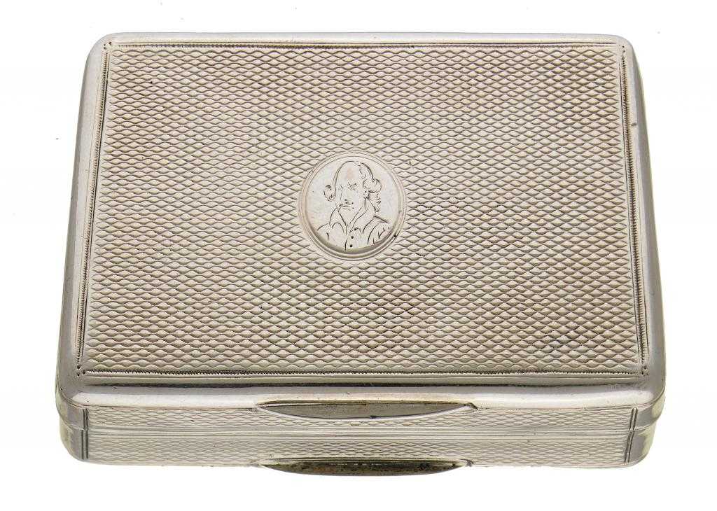 Appraisal: A GEORGE III SILVER SNUFF BOX the lid engraved with