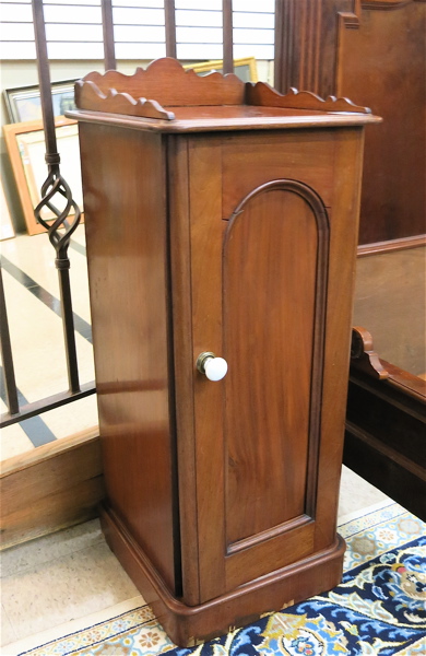 Appraisal: A VICTORIAN MAHOGANY CHAMBER POT CUPBOARD English last quarter of