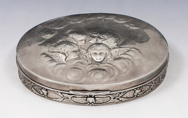 Appraisal: AN EDWARDIAN SILVER OVAL TRINKET BOX the hinged cover and