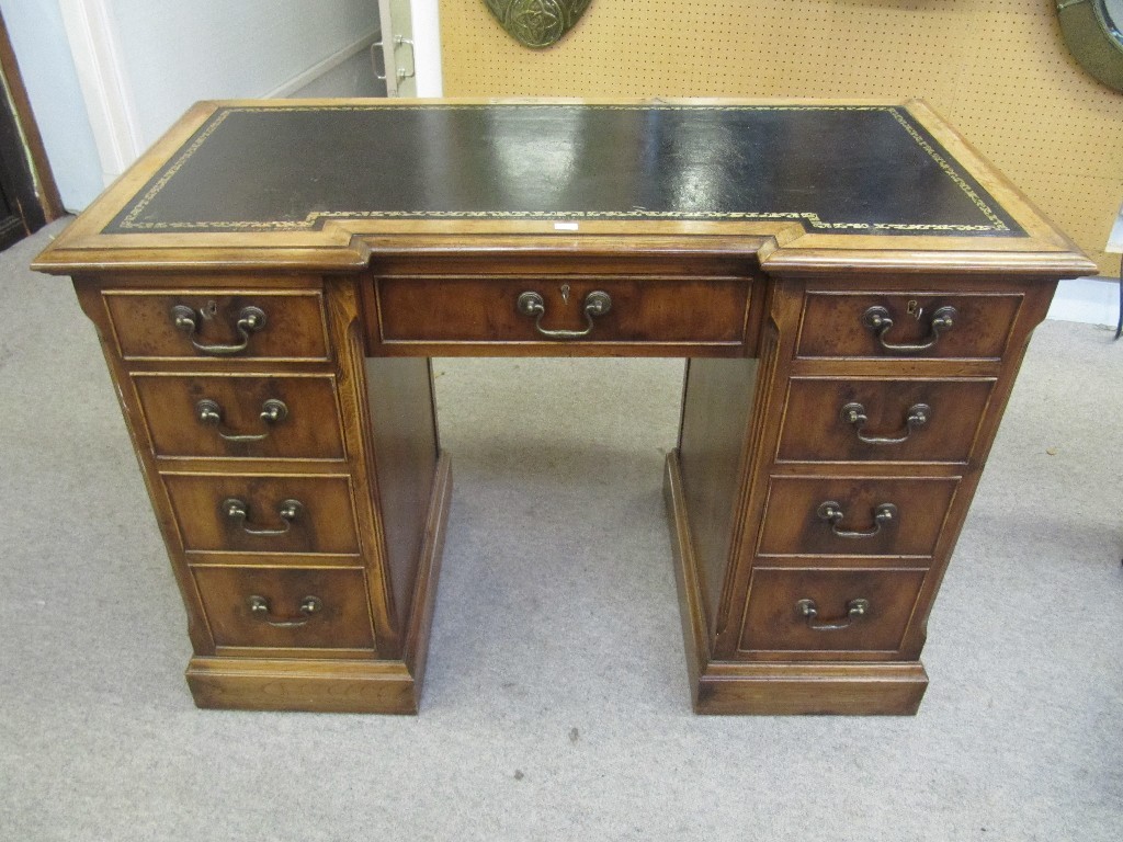 Appraisal: Reproduction kneehole desk with leather top