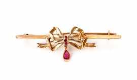 Appraisal: A vintage ct gold ruby set bar brooch with a