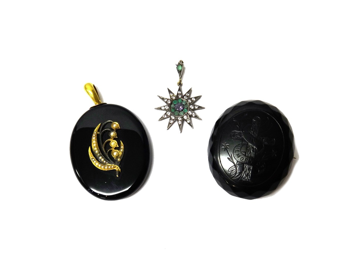 Appraisal: A Victorian oval black onyx set pendant locket the front