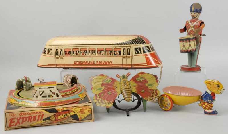 Appraisal: Lot of Assorted Tin Toys Description American Wind-up and push