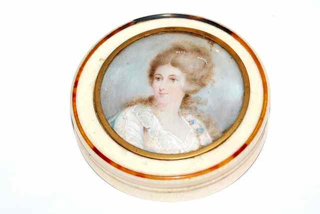 Appraisal: A GEORGIAN TURNED IVORY AND TORTOISESHELL SNUFF BOX with inset