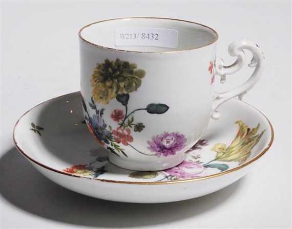 Appraisal: TASSE UND EINE UNTERTASSE 'MANIERBLUMENDEKOR' Meissen um Becherform mit Rokokohenkel