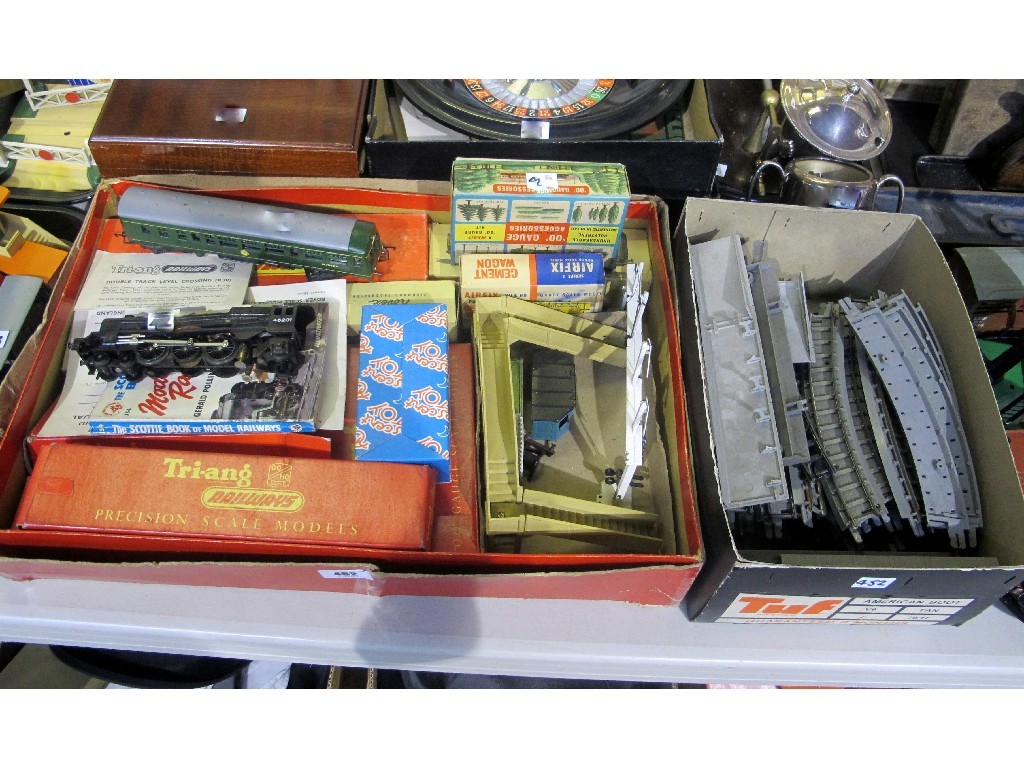 Appraisal: A lot comprising a Triang train set with some accessories