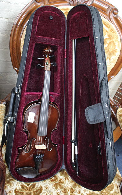 Appraisal: A MODERN HALF SIZED VIOLIN retailed by Stringers with case