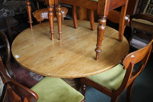 Appraisal: A VICTORIAN PINE CIRCULAR BREAKFAST TABLE cm