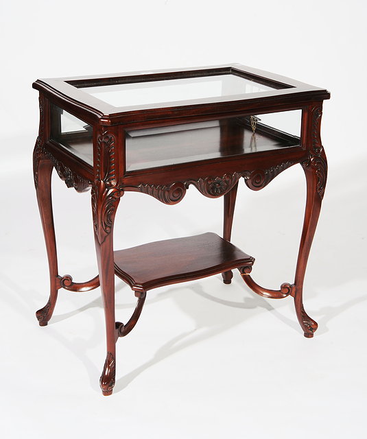 Appraisal: A MAHOGANY BIJOUTERIE TABLE glass door top on carved cabriole