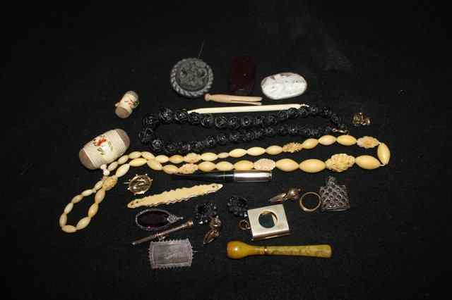 Appraisal: A SMALL COLLECTION OF MISCELLANEOUS including a string of ivory