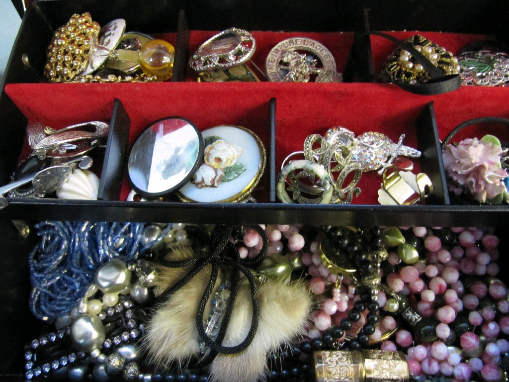 Appraisal: Box of costume jewellery