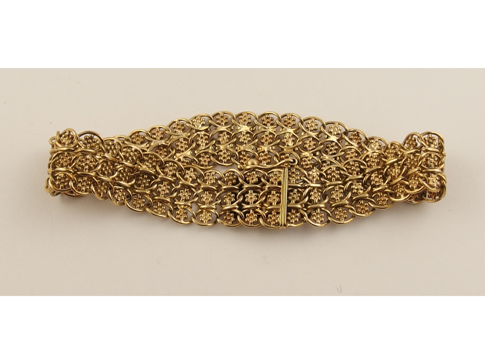 Appraisal: A decorative ct bracelet with flower designed panels