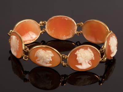 Appraisal: An Italian shell cameo mounted bracelet the seven oval links