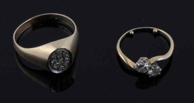 Appraisal: A diamond crossover ring and a gentleman's diamond set ring