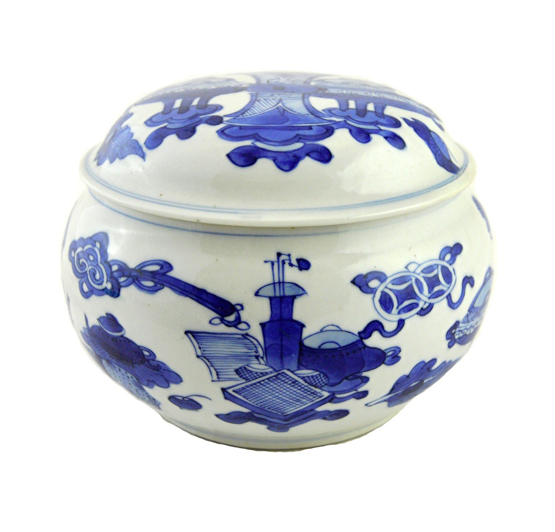 Appraisal: A Chinese blue and white circular box and cover Kangxi