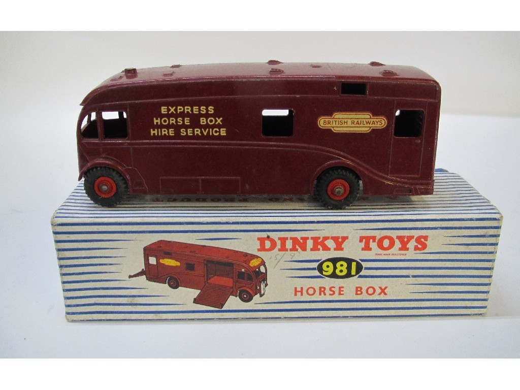 Appraisal: Boxed Dinky horse box