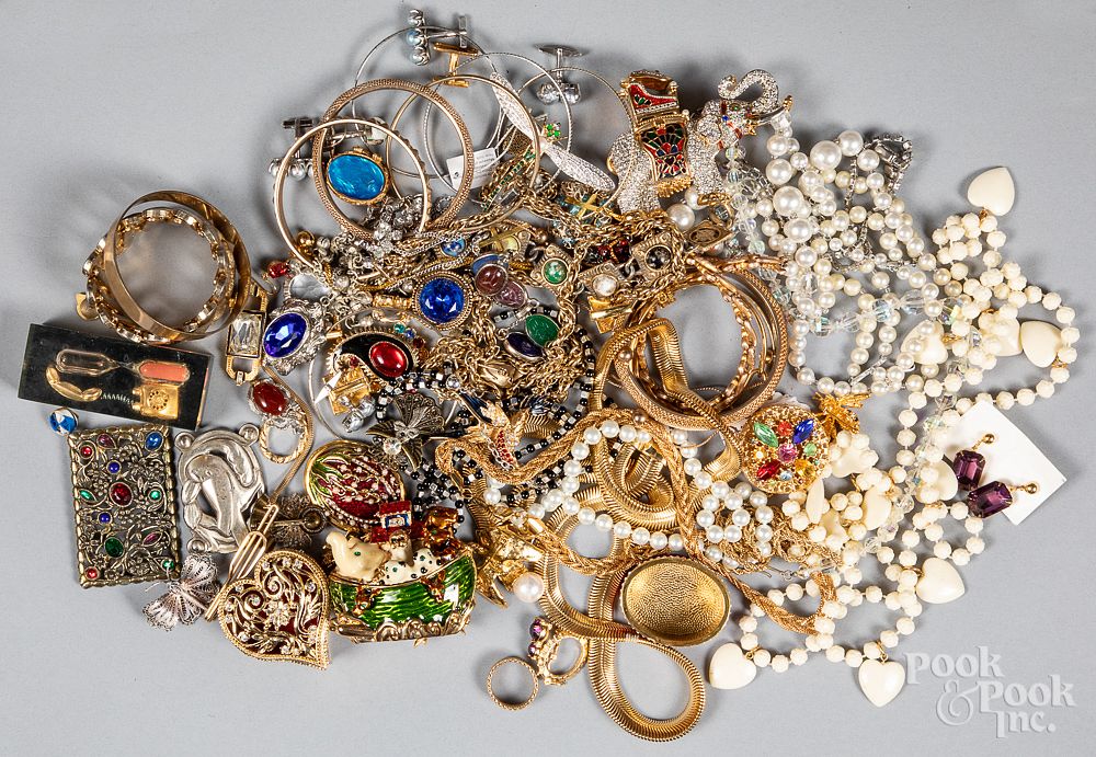 Appraisal: Group of costume jewelry Group of costume jewelry In-House shipping