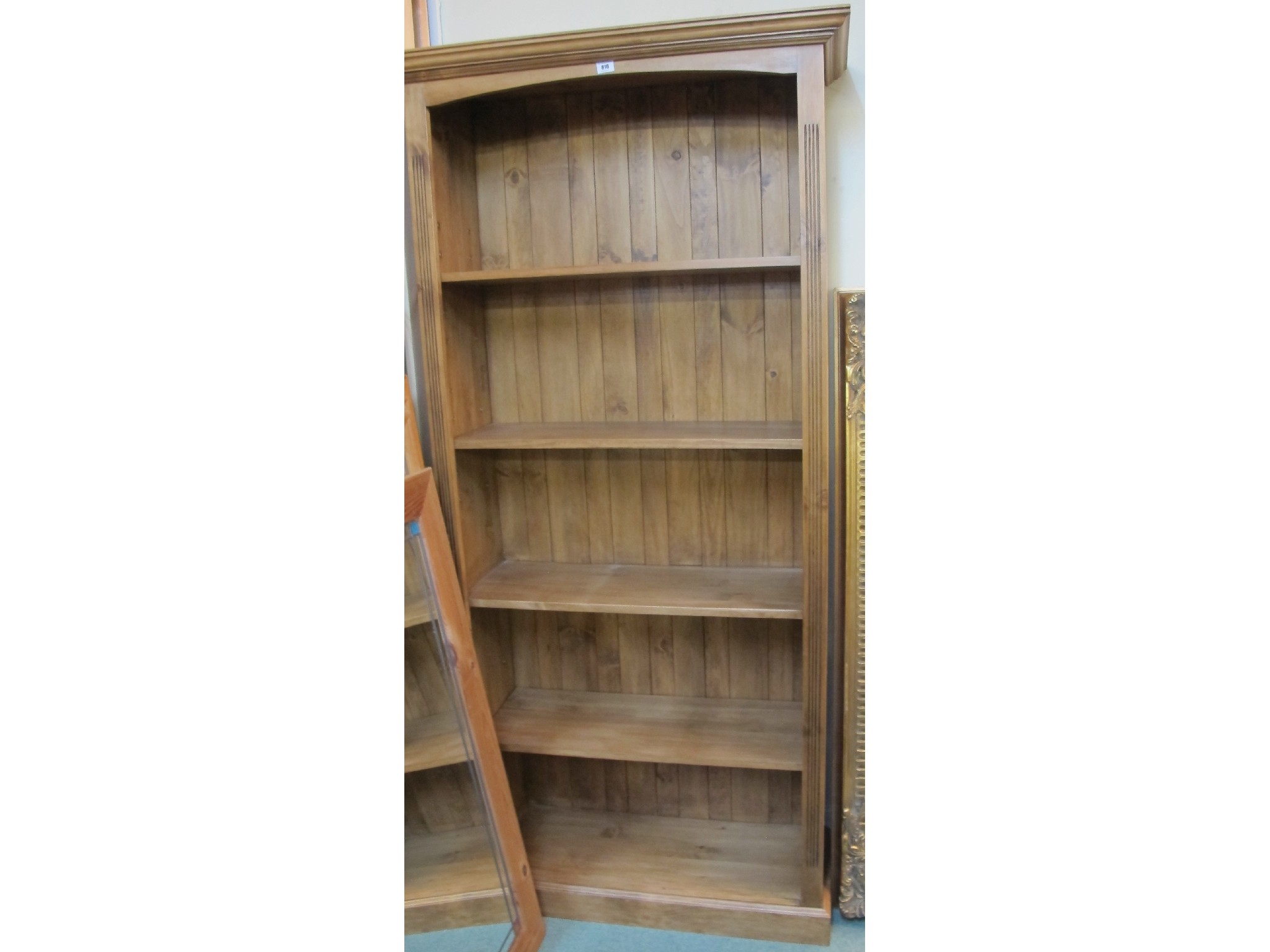 Appraisal: A pine bookcase with four shelves