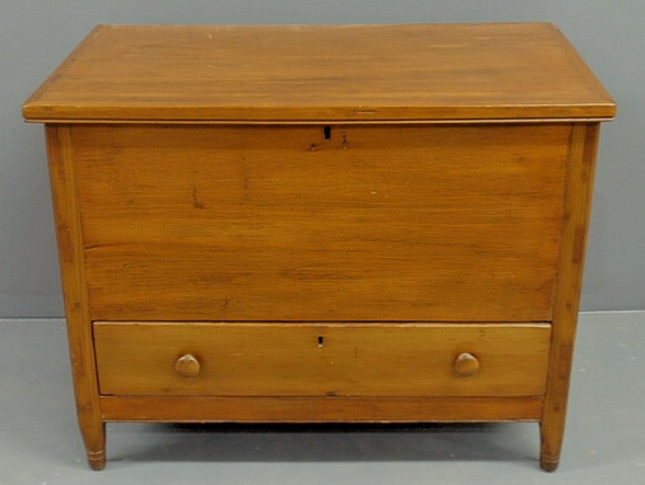 Appraisal: Pine blanket chest with a lift lid single lower drawer