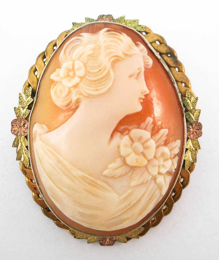 Appraisal: VICTORIAN CAMEO PENDANT BROOCH with an oval relief carved cameo