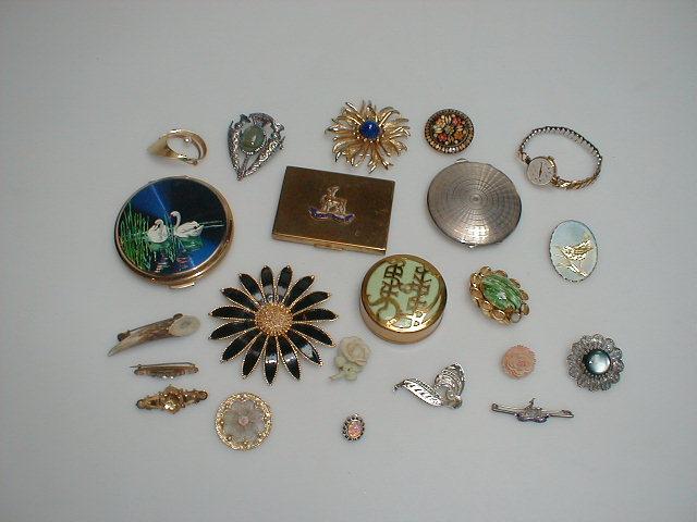 Appraisal: A small quantity of costume jewellery and compacts -