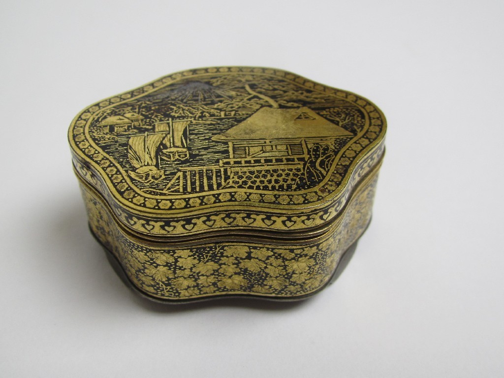 Appraisal: A Komai shaped box the hinged cover decorated with boats