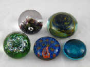 Appraisal: A group of five glass paperweights being two Caithness Moonflower