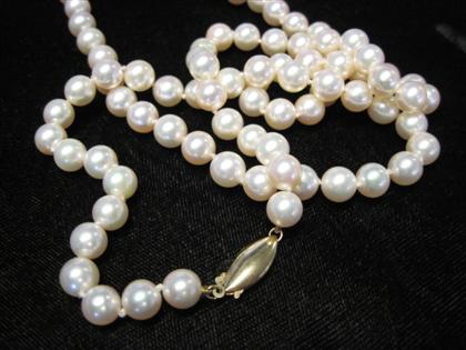 Appraisal: karat yellow gold and cultured pearl strandSingle strand mm cream