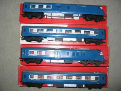 Appraisal: Triang railways blue Pullman diesel with two centre coaches all