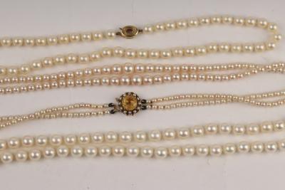 Appraisal: A two-row cultured pearl necklace the graduated pearls to a