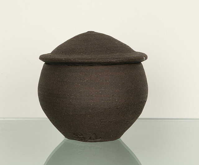 Appraisal: Janet Leach British - at Leach PotteryLidded jarmatted black glazeimpressed