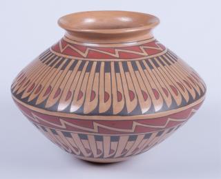 Appraisal: Mata Ortiz Pottery Vase By Daniel Gonzalez Signed to bottom