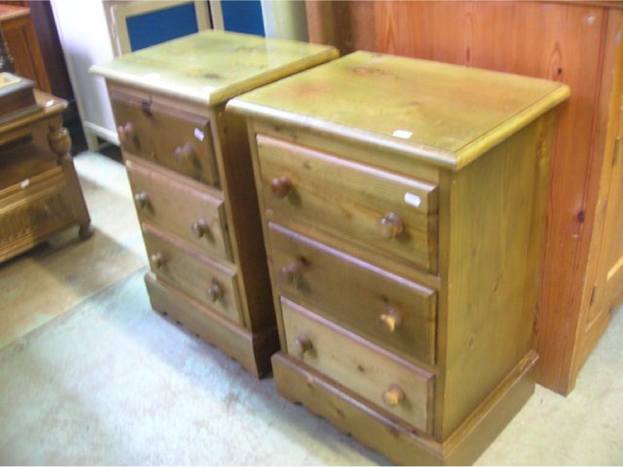 Appraisal: A pair of contemporary solid pine three drawer bedside chests