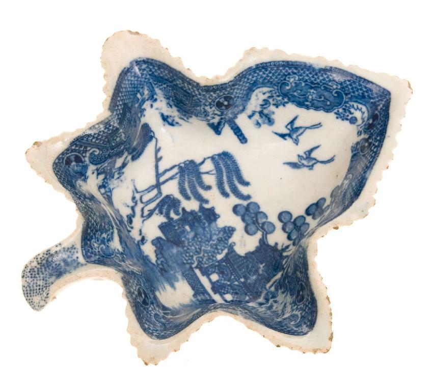 Appraisal: th CENTURY PEARLWARE LEAF-SHAPED PICKLE DISH transfer-printed in the Blue