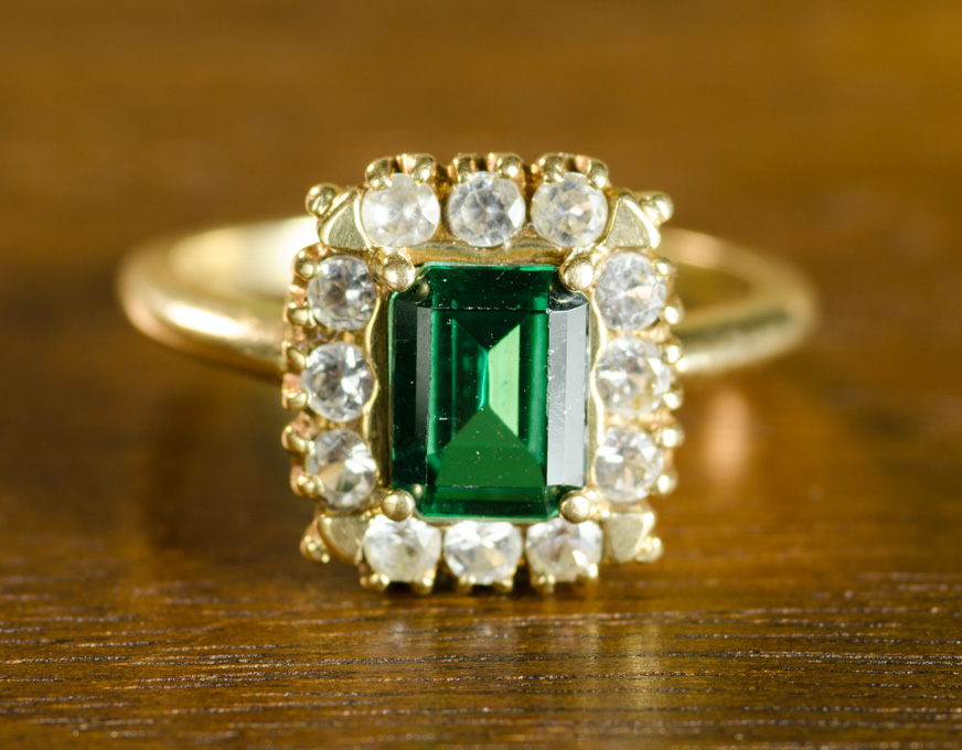 Appraisal: CHROME DIOPSIDE AND FOURTEEN KARAT GOLD RING with twelve round-cut