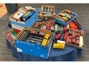 Appraisal: Lionel and other including tankers coal cars box cars cranes