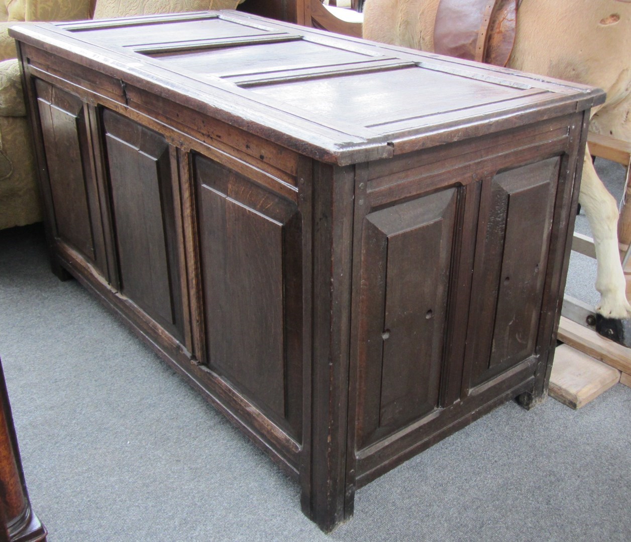 Appraisal: A th century oak coffer with triple panel top and