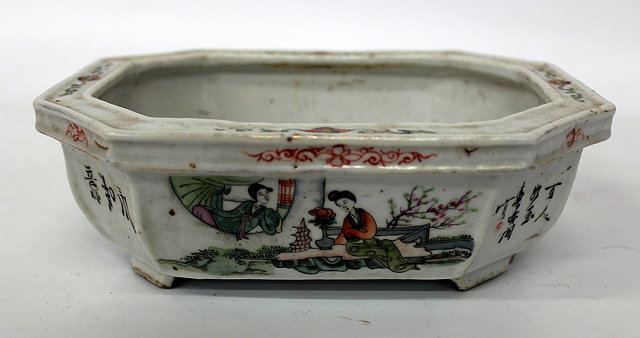 Appraisal: AN ANTIQUE CHINESE PORCELAIN OCTAGONAL DISH decorated with figures and