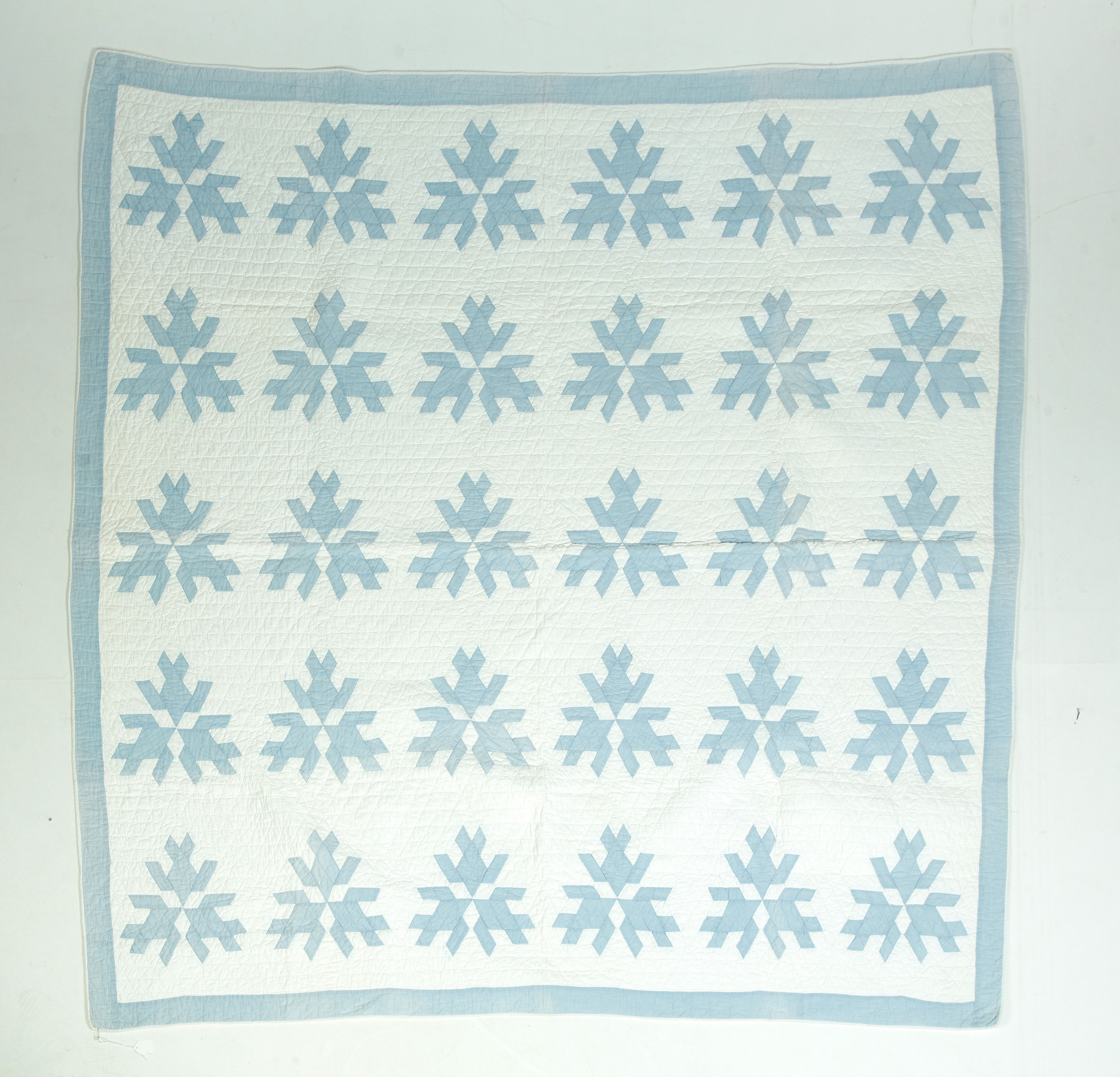 Appraisal: HAND STITCHED BLUE AND WHITE DOVE PATTERN QUILT American mid