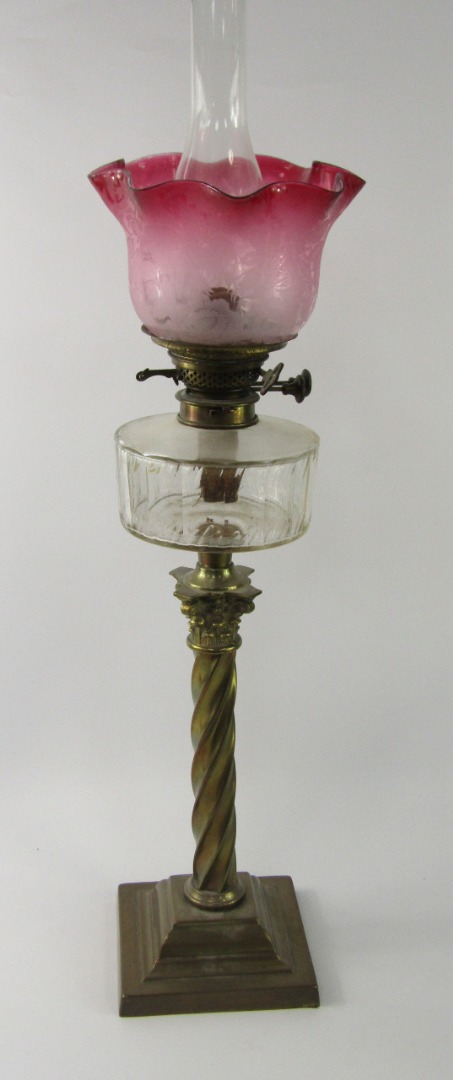 Appraisal: A Duplex Corinthian column brass oil lamp with a faceted