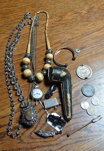 Appraisal: A small quantity of miscellaneous jewellery etcincluding a cased pipe