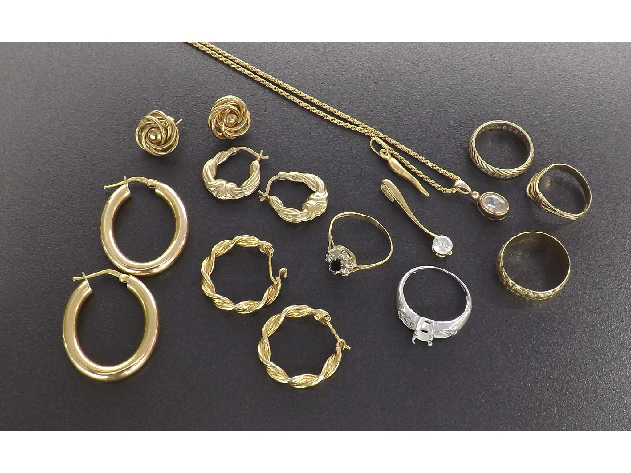 Appraisal: Assorted ct jewellery to include four pairs of earrings five